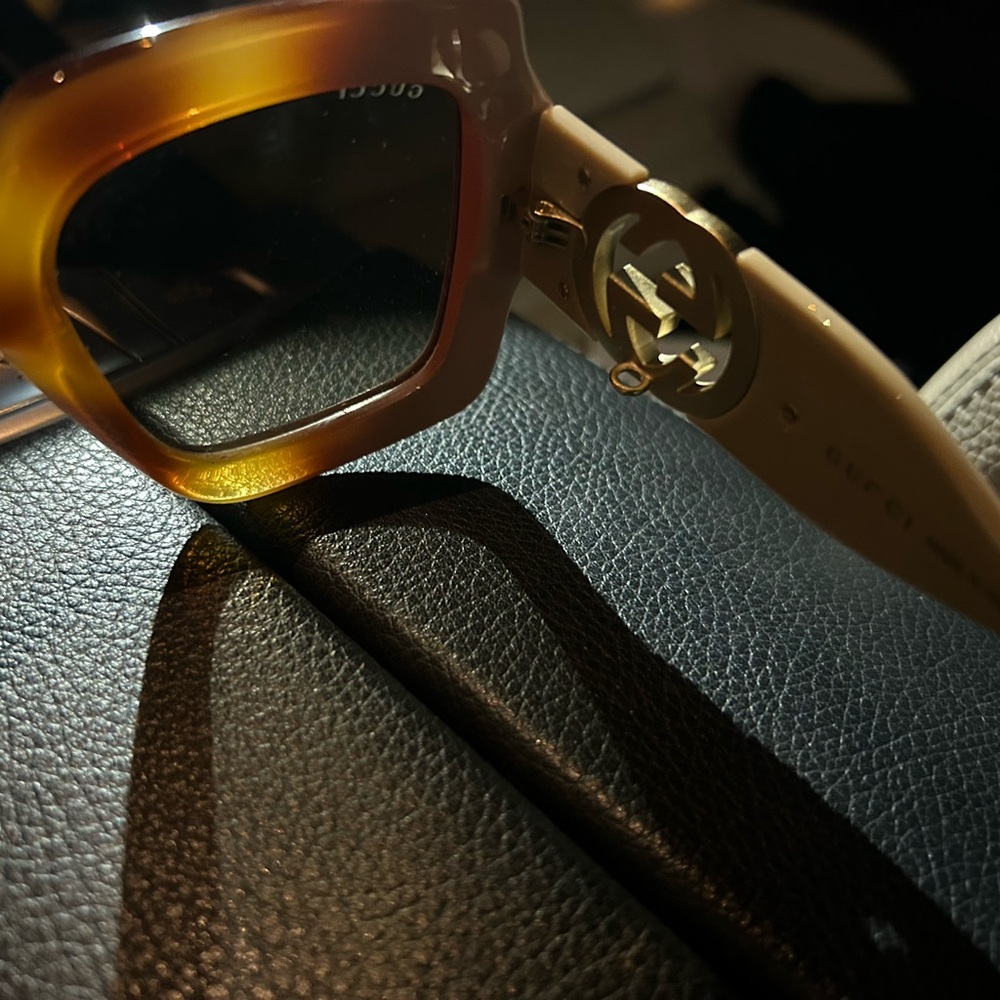 Gucci Brown and Cream Square Sunglasses
Perfect Condition - Picture 2 of 6